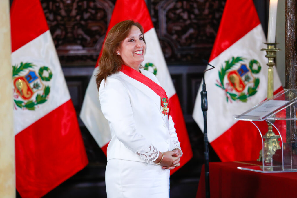 Dina Boluarte recibe tarjeta de alimentación con S/5,000 mensuales financiada por el Estado